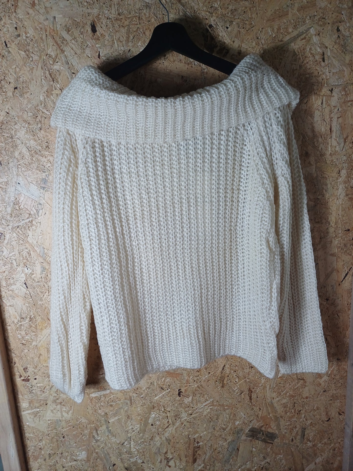 Off shoulder trui